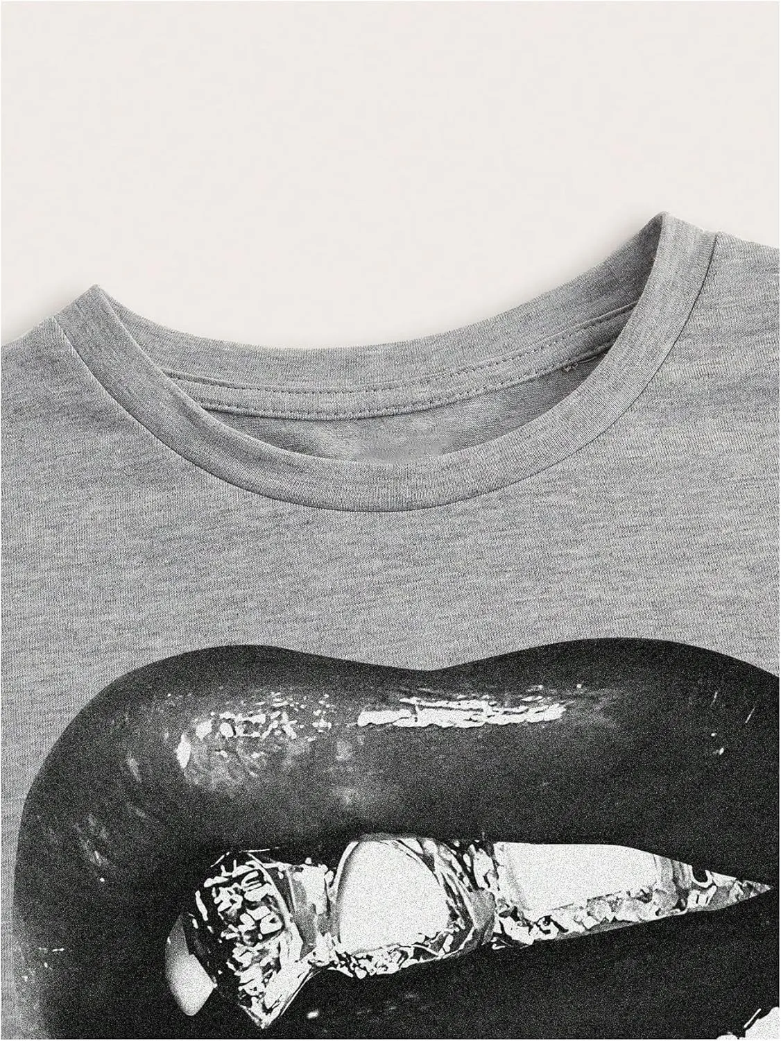 WDIRARA Women's Graphic Lip Print Crop Tee Shirt Round Neck Short Sleeve T-Shirt Slim Fit Top
